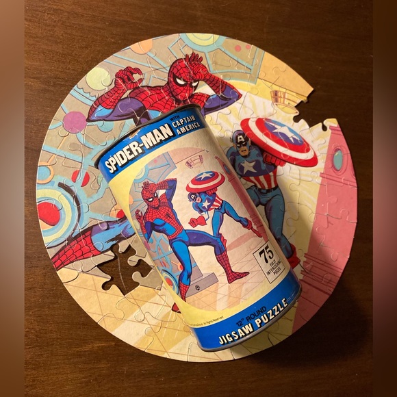 Vintage Spider-Man with Captain America 12” Round Jigsaw Puzzle. Marvel Comics. - Picture 1 of 7